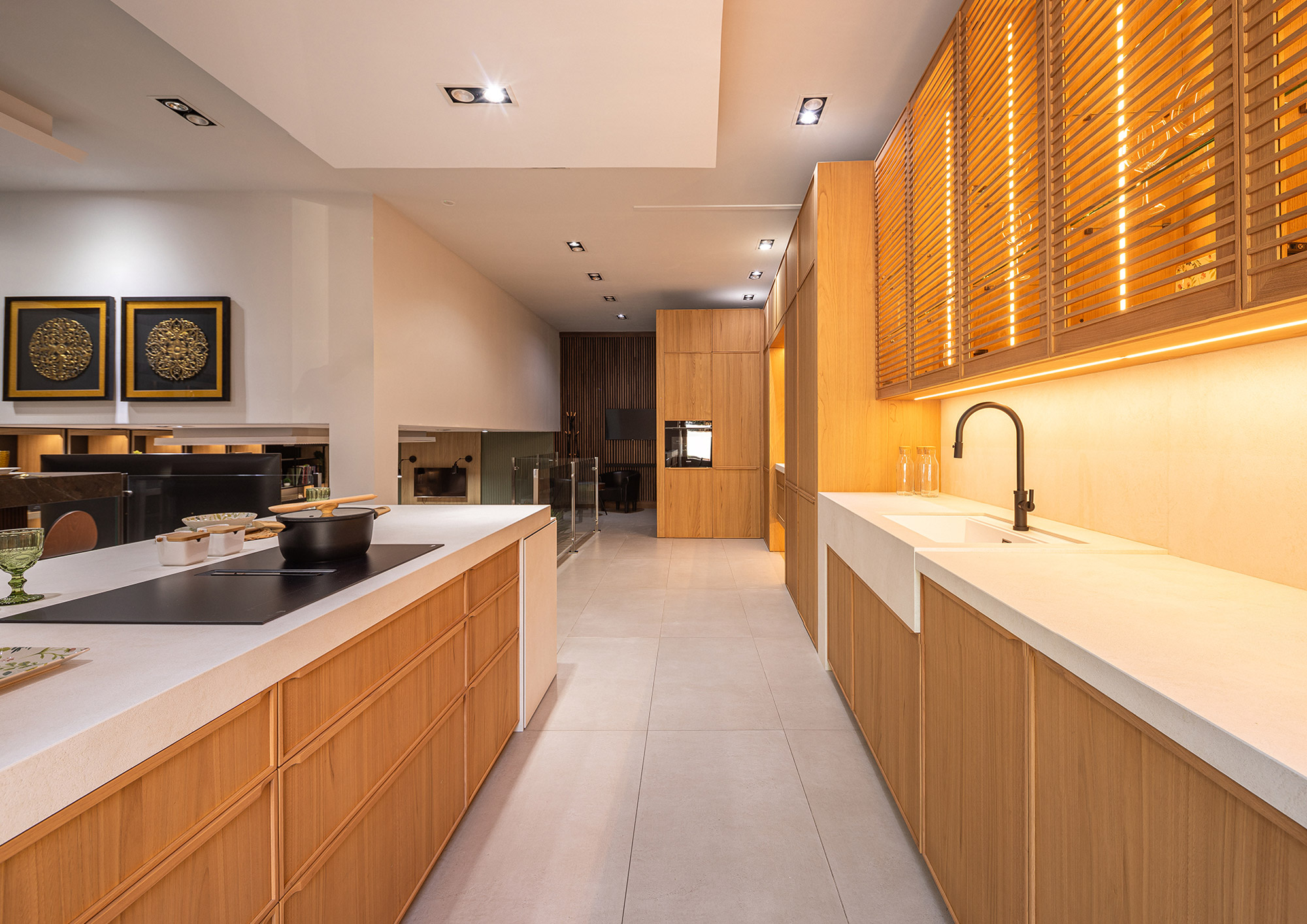 Cocina en mármol y madera oscura